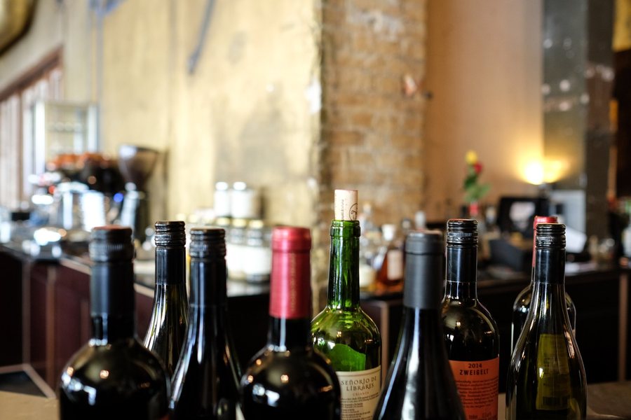 Des bouteilles de vin alignées sur un comptoir