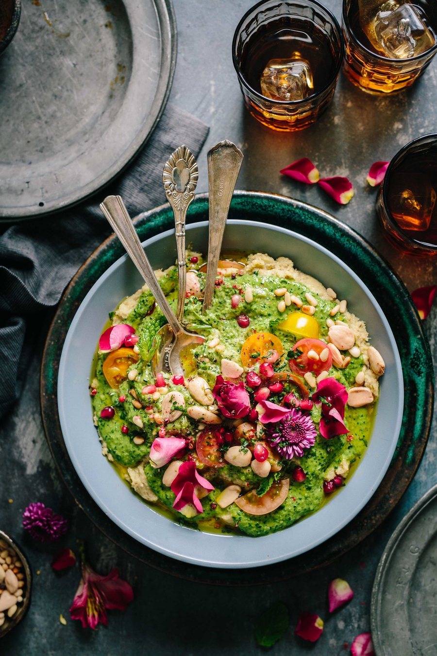 Un bol de légumes verts, de fleurs comestibles et de noix