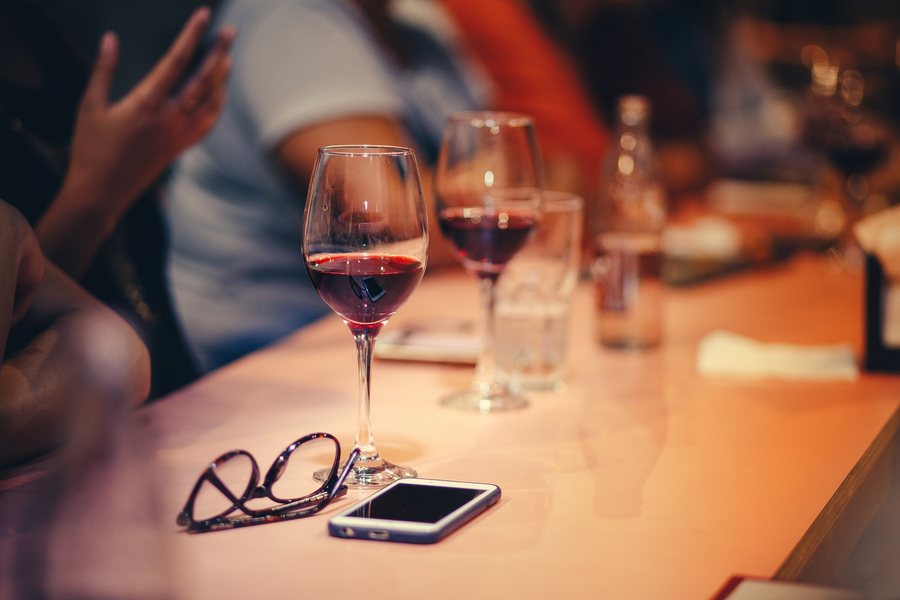 Deux verres de vin rouge sur une table de bar