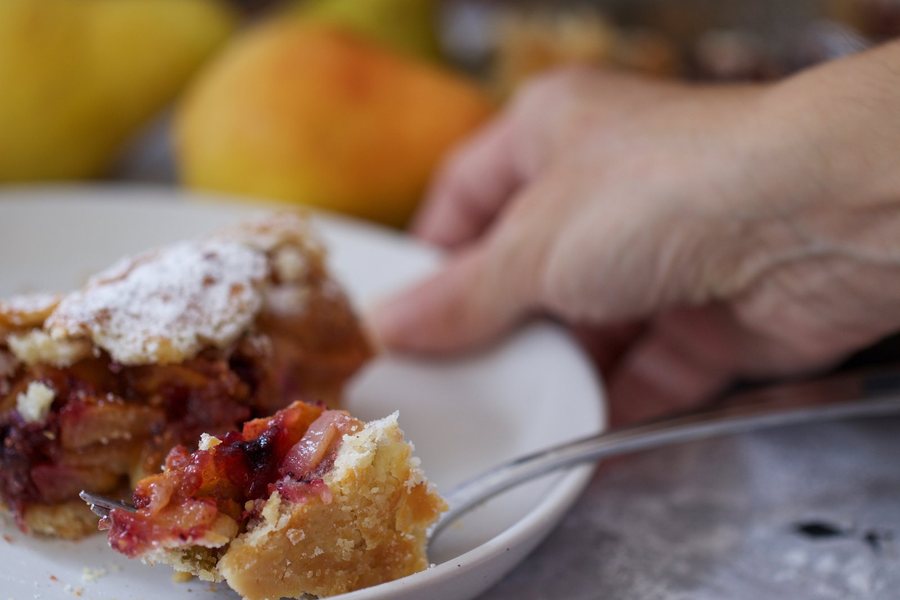Une part de tarte aux fruits saupoudrée de sucre glace